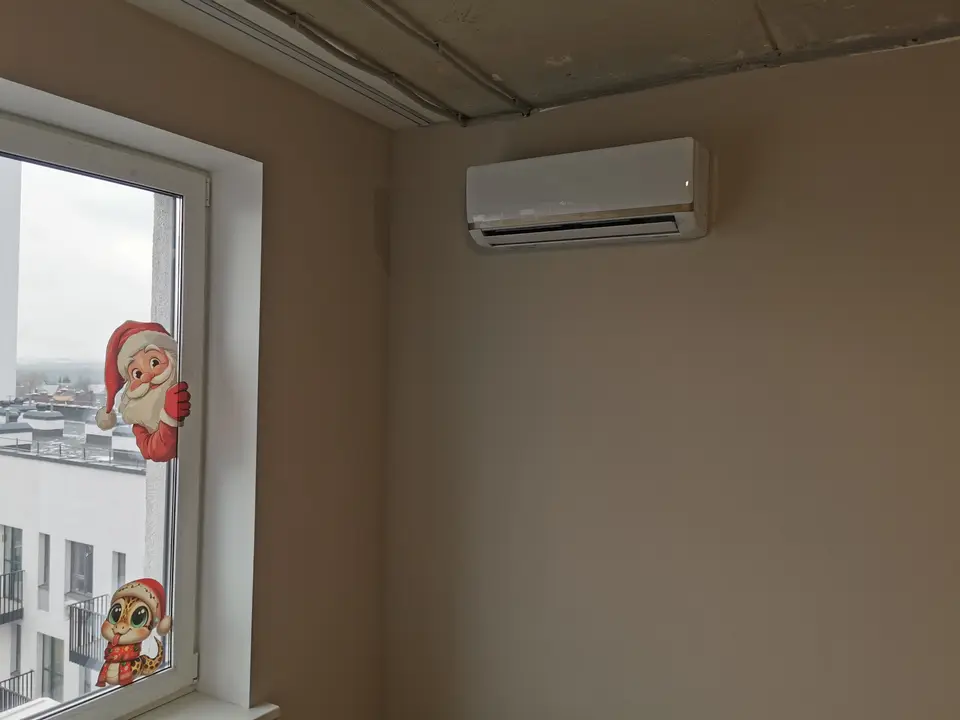 Аккуратная установка кондиционера в жилой комнате квартиры