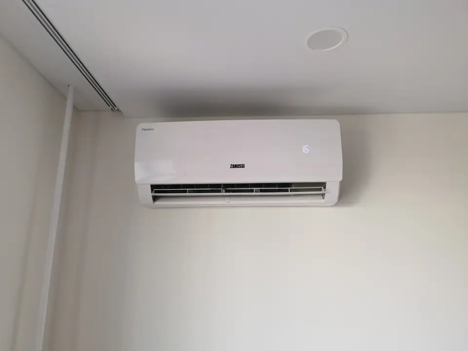 Крупный план установленного внутреннего блока Royal Clima